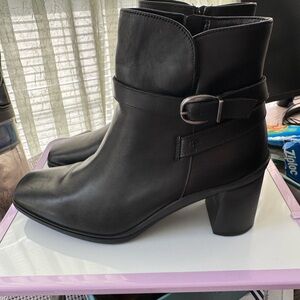 Brand new without box Naturalizer
Aimee Weatherproof Bootie size 11
